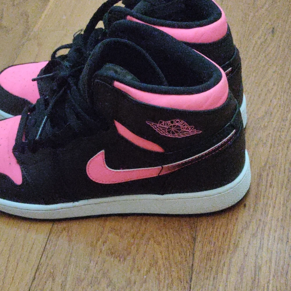Air Jordan 1 Retro High Sneakers - Black and Pink